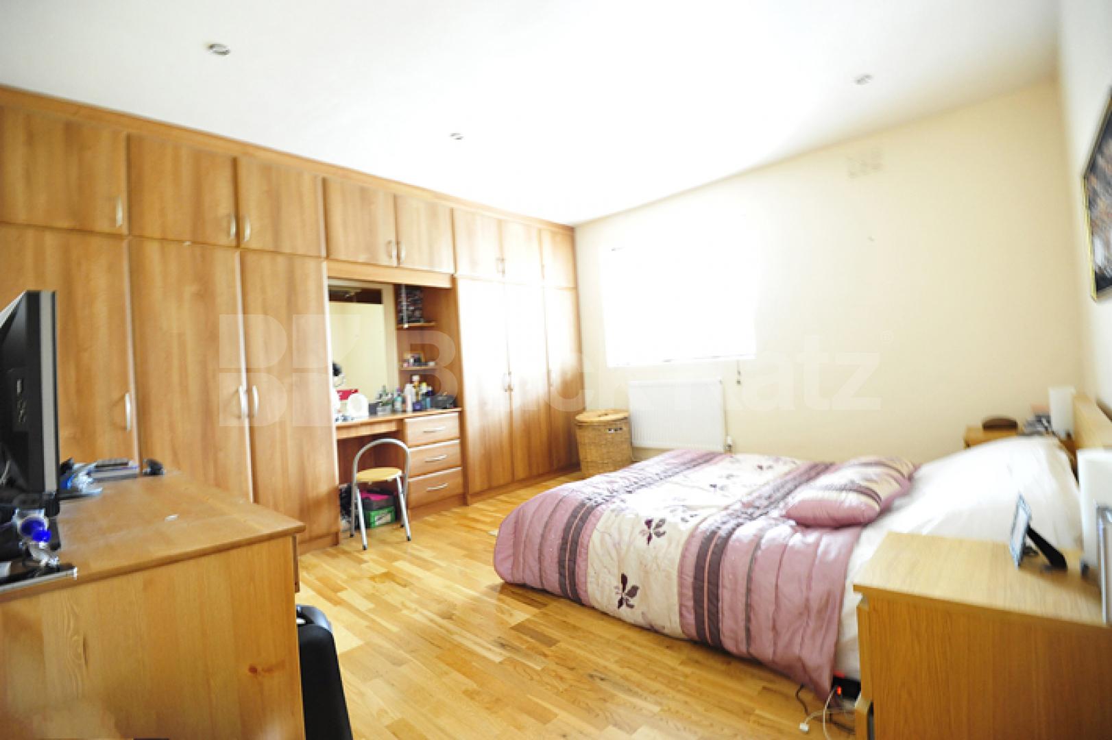 			NEW INSTRUCTION & GOOD FOR 3 SHARERS! , 2 Bedroom, 1 bath, 1 reception Apartment			 Radley Hse,Park Road, BAKER STREET